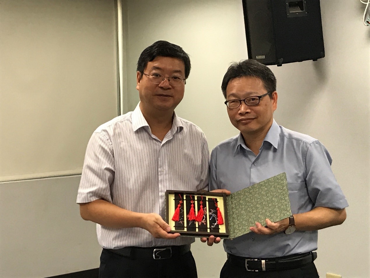 中國教育科學研究院基礎教育研究所陳如平所長代表致贈紀念品