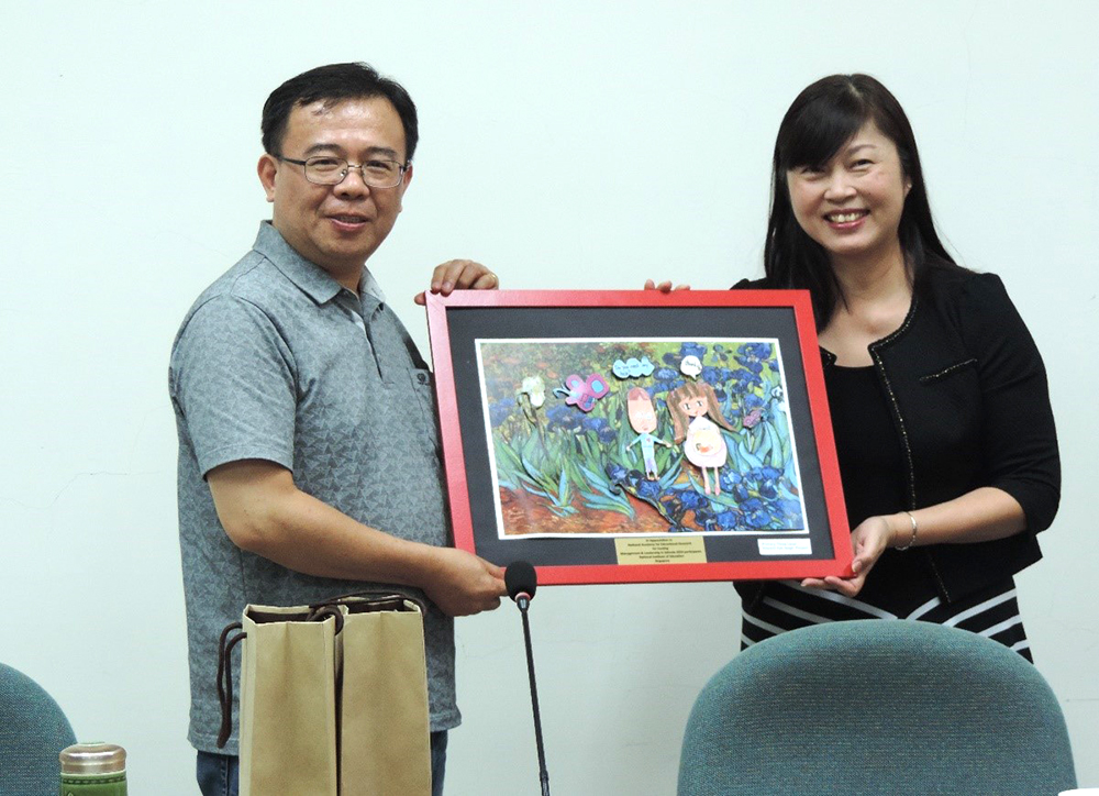 新加坡國立教育學院團隊代表致贈畫作以表謝意