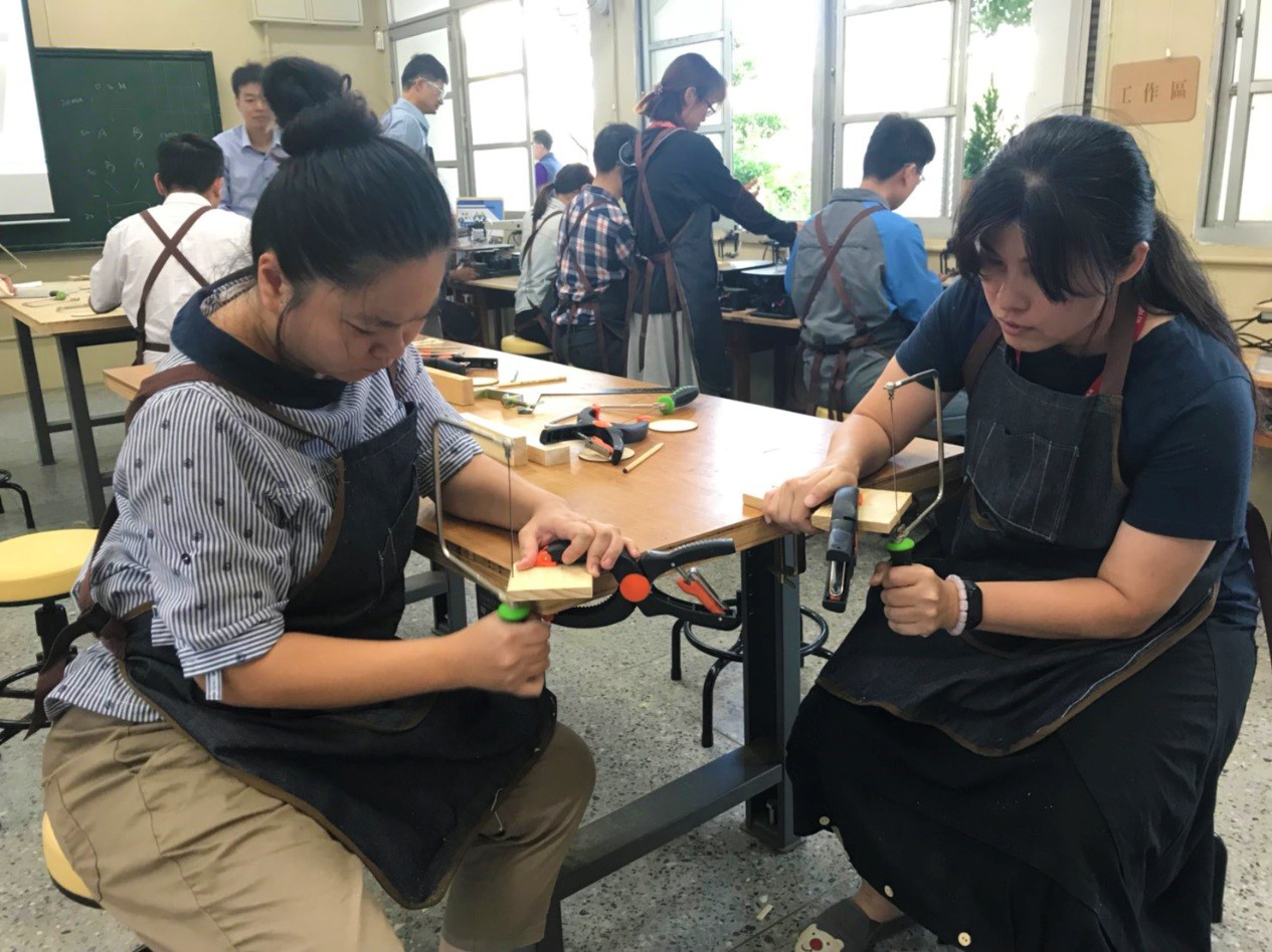 學員至苗栗縣自造教育及科技中心體驗自造課程-「木藝手作桌牌-數位與傳統」