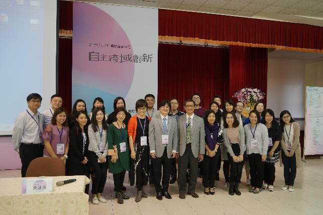 照片2：本院陳聖智主任秘書（左前6）與優質學校改進計劃湯才偉博士（左前7）及香港參訪教師們合影