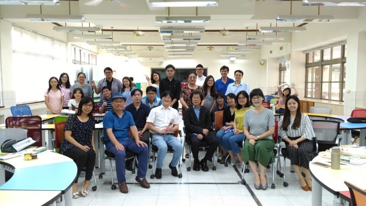 照片：吳靜吉名譽教授（前排左四）課後與所有參與讀書會成員合影