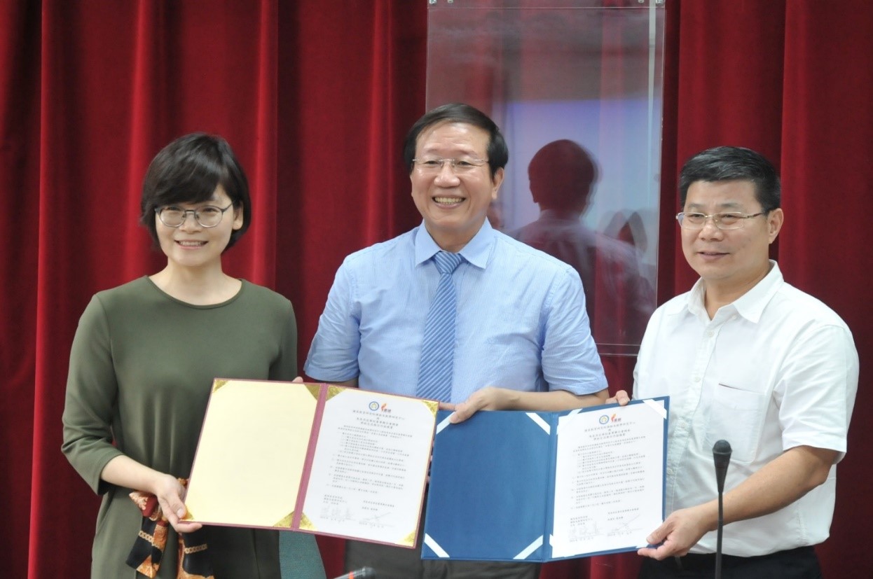 照片1:馬來西亞華校董事聯合會總會與本院課程及教學研究中心簽署行政協議