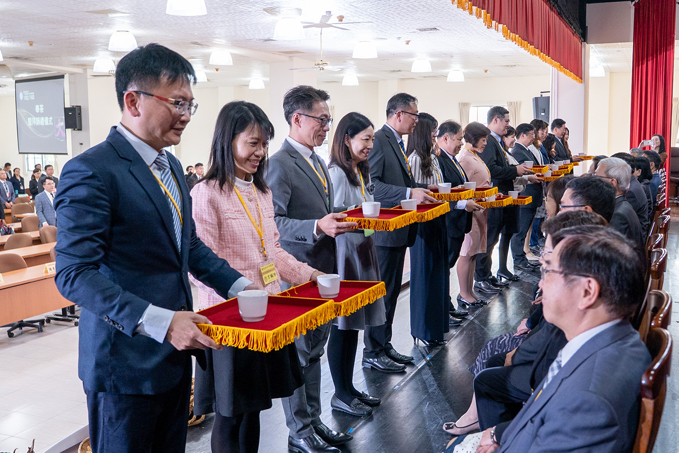 第182、183期國民中小學校長儲訓班學員拜師奉茶（教育人力發展中心提供）