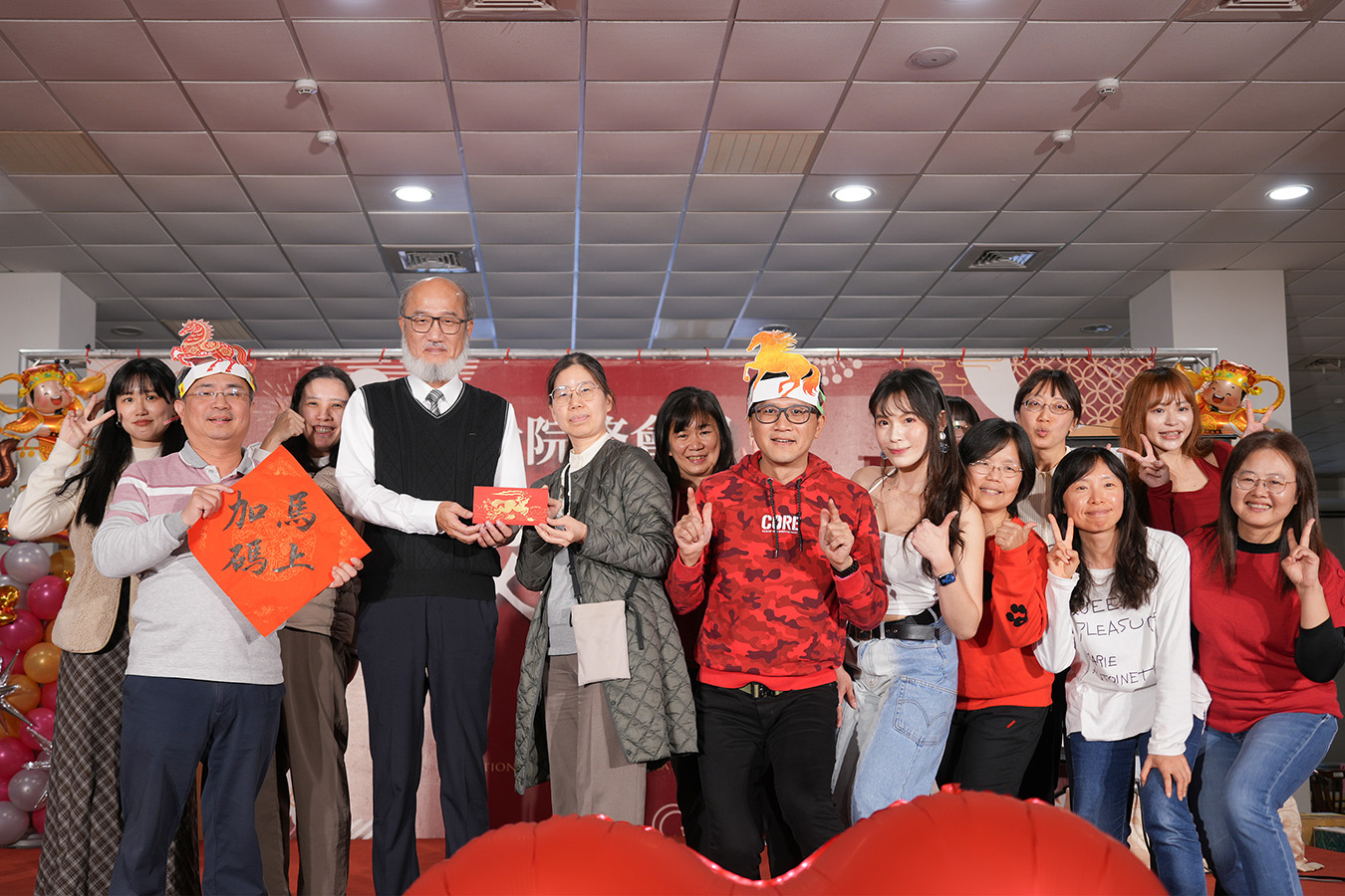 本院林從一院長與課程及教學研究中心演出同仁合影（教育資源及出版中心提供）