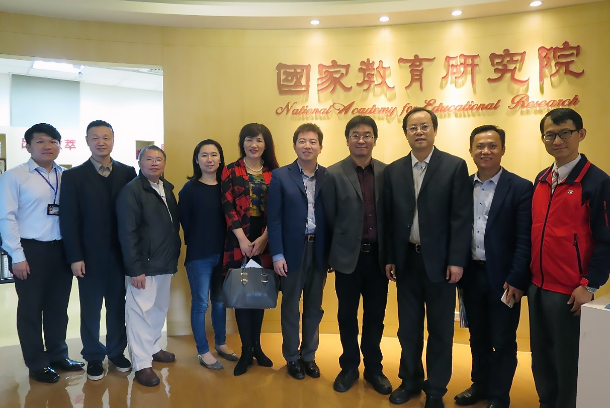 中華民國校長協會協同北京師範大學校長培訓學院毛院長亞慶等人，參訪本院院史室，由本院張專門委員煜琳及蔡副研究員明學接待。