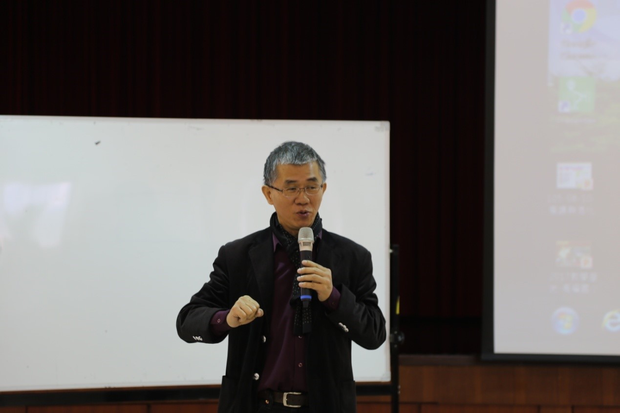臺灣家長教育聯盟林文虎副理事長主持