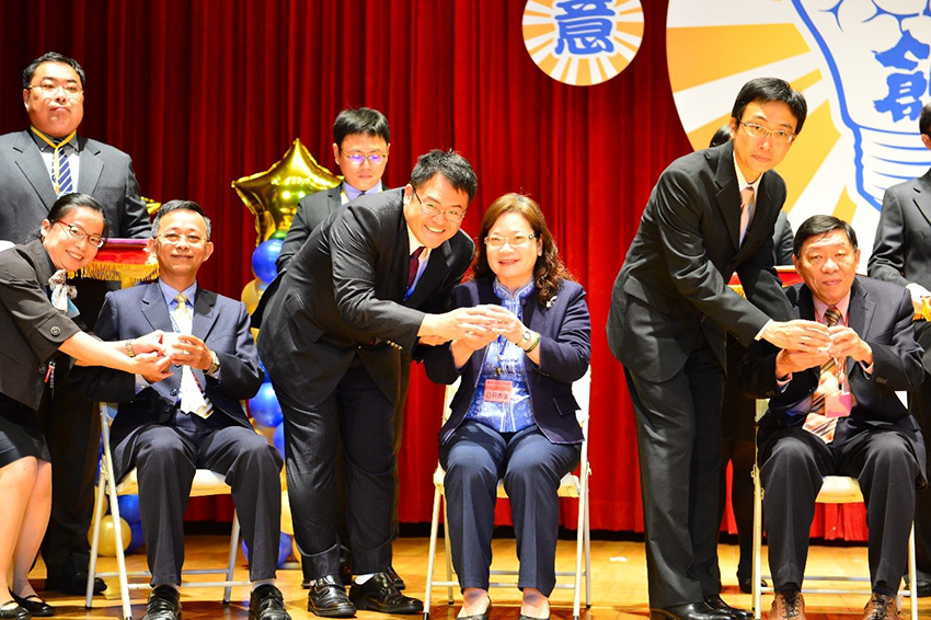 學員奉茶給生活輔導校長