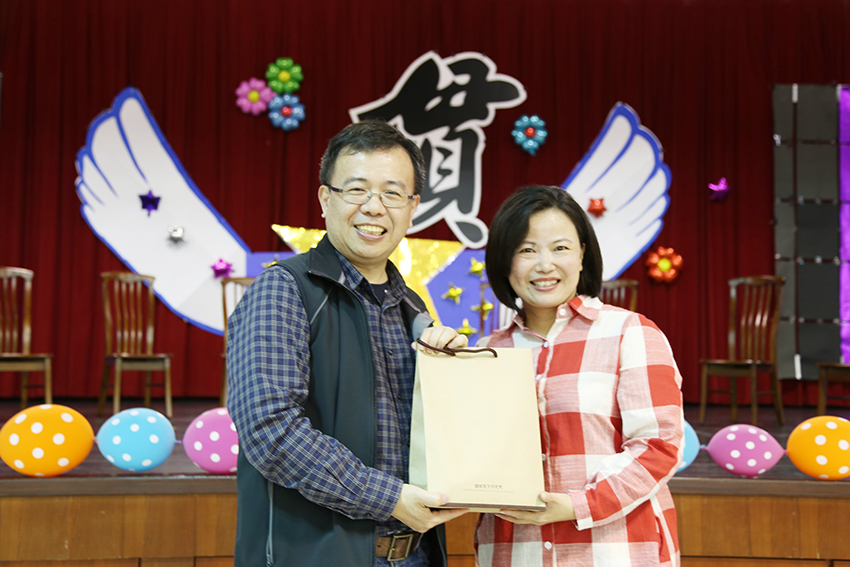 本院教育人力發展中心洪啟昌主任致贈峽客仕風樂團團員感謝禮品