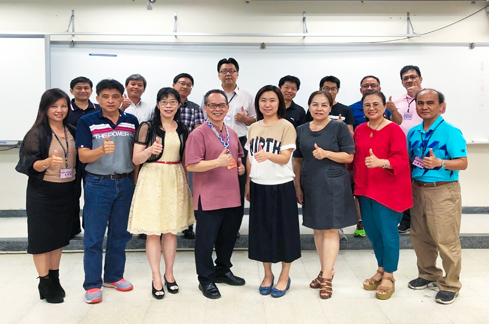 全體學員與本院張煜琳專門委員合影留念