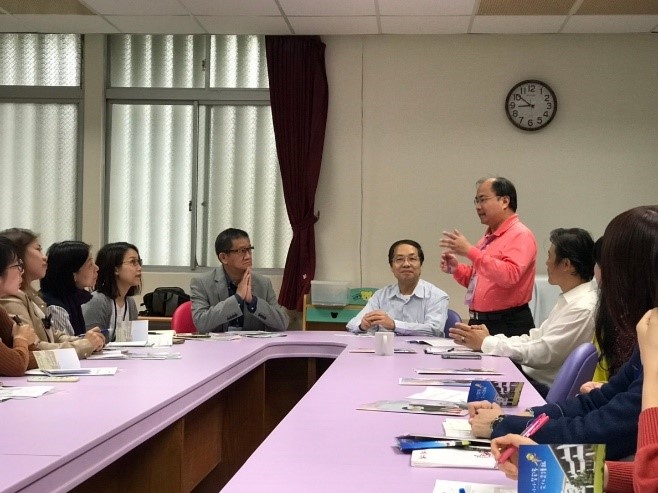 照片2：臺港共學團議課交流意見