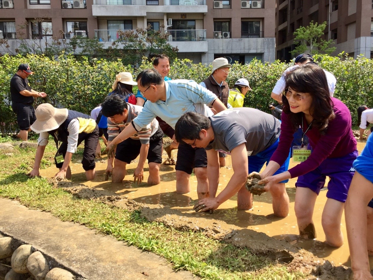 照片2：學員體驗新北市新市國小食農教育課程