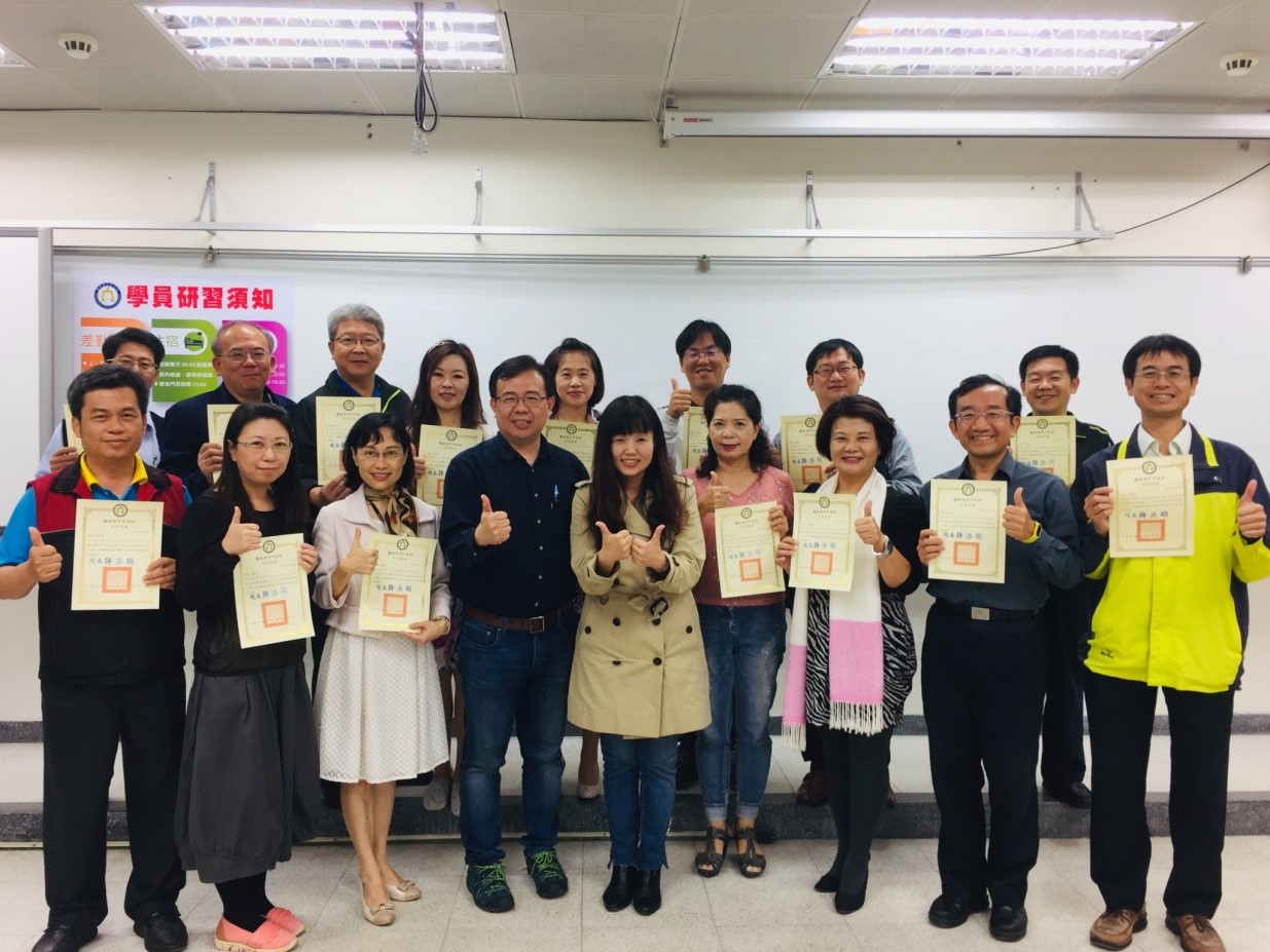 照片2：本院教育人力發展中心洪啟昌主任（左前4）與生活輔導校長范筱蓉校長（左前5）及全班學員合影