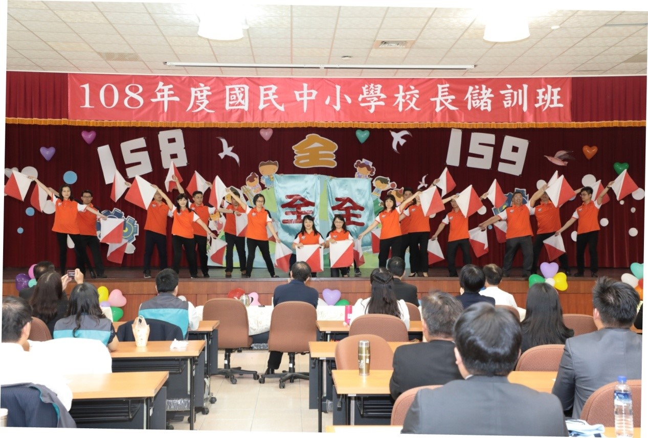 照片2：典禮活動以「全人旗舞」表演揭開序幕，祝福未來校務掌旗順利