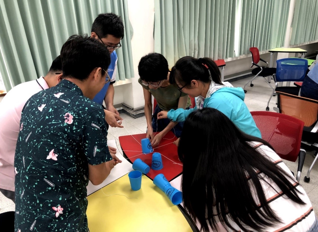 照片2：透過分組活動，學習溝通技巧在達成目標過程中的重要性