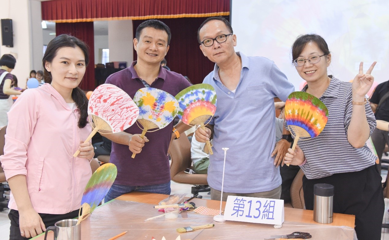 照片2：獨一無二的手工紙染色紙扇