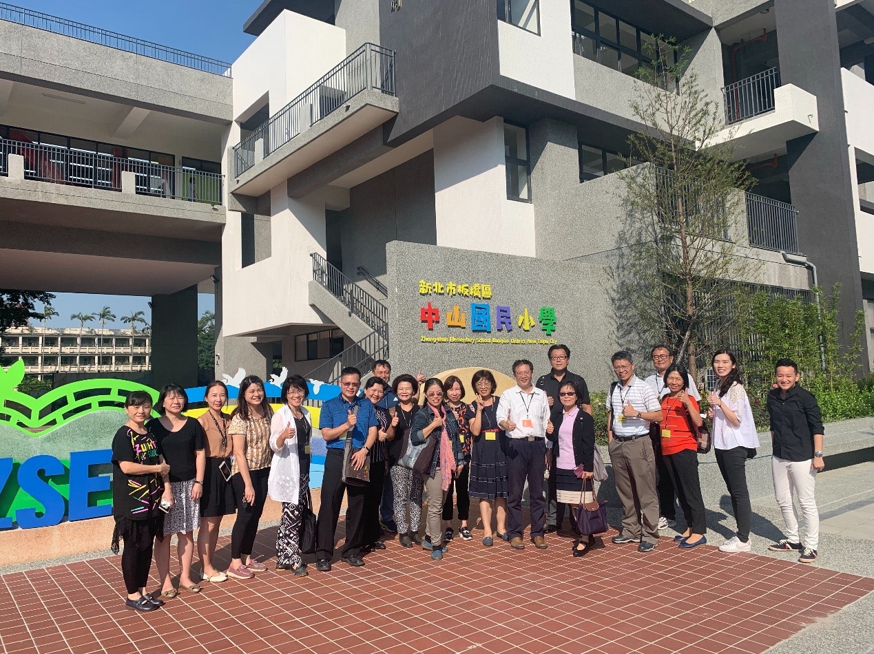 照片2：學員參訪獲得教育部藝術教育貢獻獎績優學校的新北市中山國小