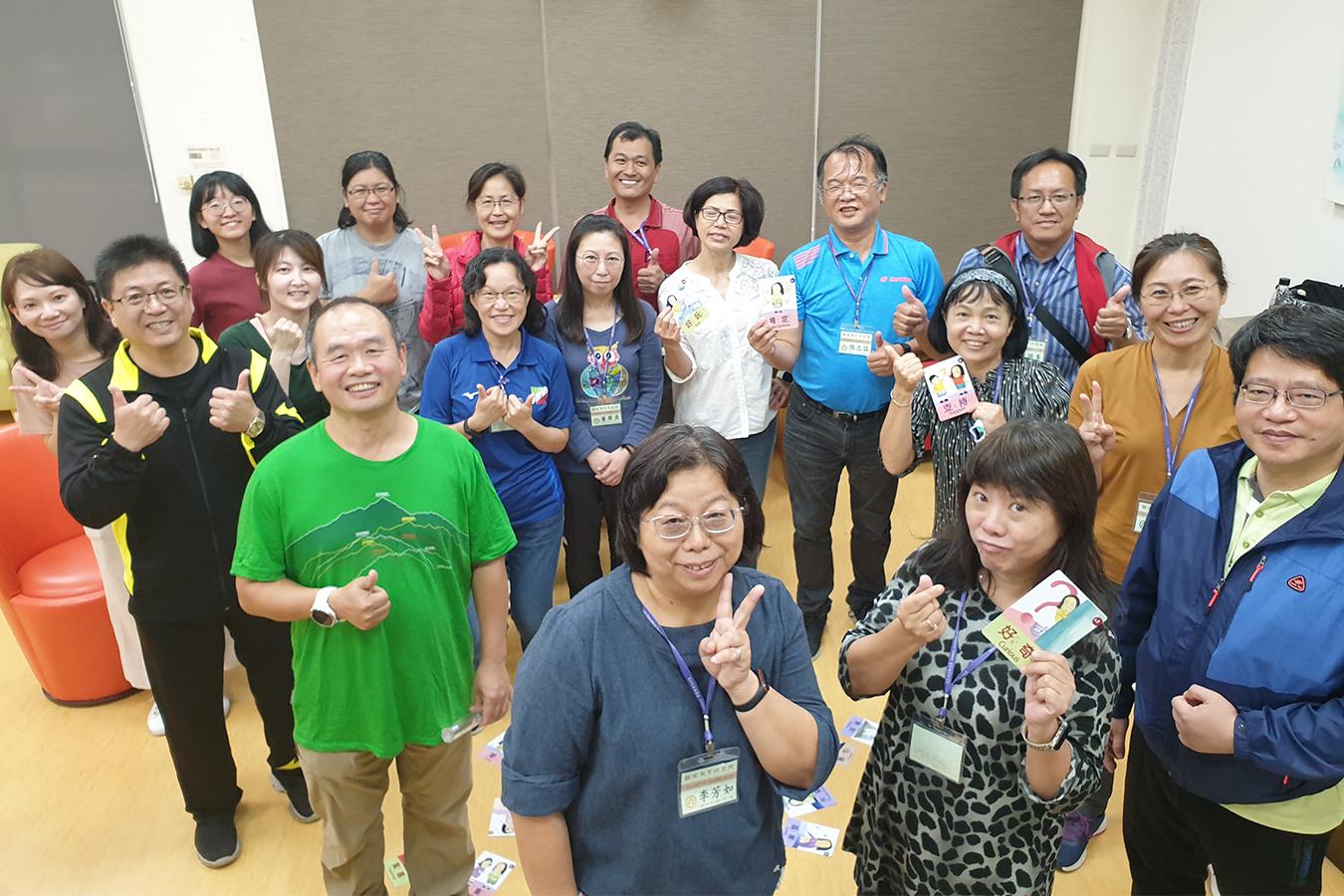 國立臺灣師範大學教授謝智謀與學員合影留念（翁秀惠攝）